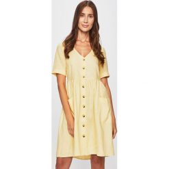 Vero Moda - Sukienka. Zielone sukienki damskie Vero Moda, na co dzień, s, bez wzorów, z wiskozy, casualowe, bez kołnierzyka, z krótkim rękawem, krótkie, mini, rozkloszowane. W wyprzedaży za 89,90 zł.