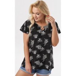 Czarna Bluzka Theone. Czarne bluzki damskie Born2be, xl, bez wzorów, bez kołnierzyka, bez rękawów. W wyprzedaży za 49,99 zł.