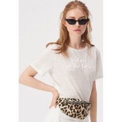 Strukturalny t-shirt z napisem - Kremowy. Białe t-shirty damskie Sinsay, s, z napisami, bez kołnierzyka. Za 29,99 zł.