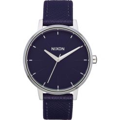 Zegarek kwarcowy "Kensington Leather" w kolorze fioletowo-srebrnym. Szare, analogowe zegarki damskie Nixon, srebrne. W wyprzedaży za 179,95 zł.