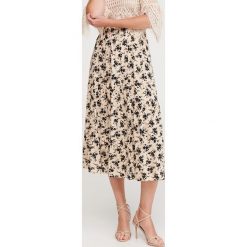 Spódnica w kwiaty - Kremowy. Białe spódniczki damskie Reserved, w kwiaty. Za 139,99 zł.