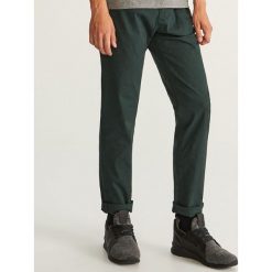 Spodnie chino regular fit - Khaki. Brązowe chinosy męskie marki Reserved, m. W wyprzedaży za 39,99 zł.