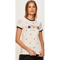 Femi Stories - T-shirt Cosma. Białe bluzki damskie Femi Stories, s, z nadrukiem, z bawełny, z okrągłym kołnierzem. W wyprzedaży za 129,90 zł.