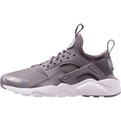 Nike Sportswear AIR HUARACHE RUN ULTRA Tenisówki i Trampki gunsmoke/metallic silver/white. Szare trampki chłopięce Nike Sportswear, z materiału. Za 439,00 zł.
