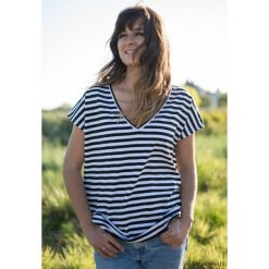 T-shirt luźny California czarne paski dekolt V. Czarne t-shirty damskie Pakamera, w paski, dekolt w kształcie v. Za 129,00 zł.
