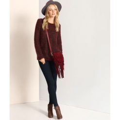 SWETER DŁUGI RĘKAW DAMSKI KLASYCZNY, LUŹNY. Czerwone swetry damskie Top Secret, na zimę, bez wzorów, eleganckie, z długim rękawem, długie, bez kaptura. W wyprzedaży za 39,99 zł.