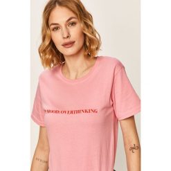 Local Heroes - T-shirt Overthinking. Różowe bluzki damskie LOCAL HEROES, s, z nadrukiem, z dzianiny, casualowe, z okrągłym kołnierzem, z krótkim rękawem. Za 149,90 zł.