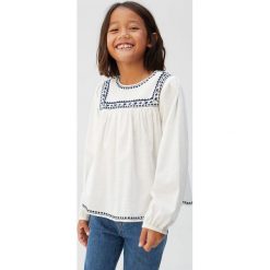 Mango Kids - Koszula dziecięca Mona 110-164 cm. Białe bluzki dziewczęce z haftami, z bawełny, z okrągłym kołnierzem, długie. W wyprzedaży za 59,90 zł.