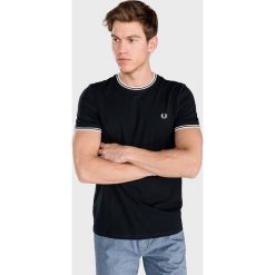 Fred Perry Koszulka Czarny Niebieski. Niebieskie podkoszulki męskie Fred Perry, m, bez wzorów, z bawełny, bez kołnierzyka, z krótkim rękawem, krótkie. Za 223,95 zł.