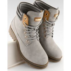 Timberki damskie szare jasne GD-ZN27 LIGHTGREY. Szare botki damskie obuwie damskie, ze skóry ekologicznej, klasyczne, bez obcasa, na sznurówki. Za 157,94 zł.