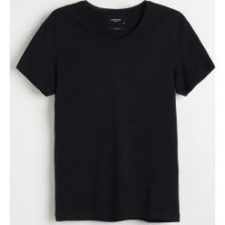 T-shirt z dekoltem w serek -. T-shirty męskie Reserved, s, bez wzorów, z dekoltem w serek. Za 25,99 zł.