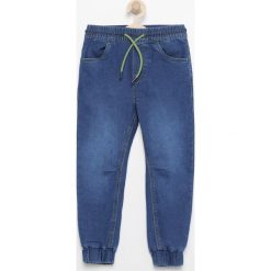 Jeansowe spodnie jogger - Granatowy. Niebieskie jeansy chłopięce marki Reserved. Za 29,99 zł.
