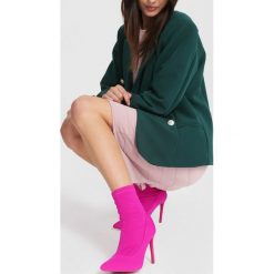 Fioletowe Botki Sensually. Fioletowe botki damskie marki vices, z satyny, ze szpiczastym noskiem, na wysokim obcasie, na szpilce, bez zapięcia. Za 99,99 zł.