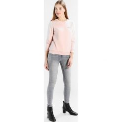 Lacoste LIVE Bluza lantana. Różowe bluzy damskie marki Lacoste LIVE, xs, z bawełny. Za 429,00 zł.