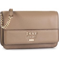 Torebka DKNY - Ava R9353D70 Dune DUN. Pomarańczowe listonoszki damskie DKNY, na co dzień, bez wzorów, ze skóry, eleganckie, bez dodatków. W wyprzedaży za 539,00 zł.