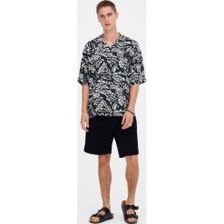 Koszula z wiskozy z etnicznym wzorem. Czarne koszule męskie Pull&Bear, m, bez wzorów, z wiskozy, bez kołnierzyka, bez rękawów. Za 62,90 zł.