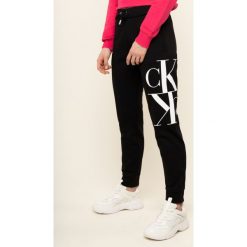 Spodnie dresowe Calvin Klein Jeans Monogram Logo Joggers J20J213011. Czarne spodnie damskie Calvin Klein Jeans, s, z bawełny. W wyprzedaży za 319,00 zł.