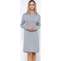 Sukienka w kolorze szarym. Szare sukienki damskie Far Far Fashion, Ryłko by Agnes&Paul, na co dzień, bez wzorów, z okrągłym kołnierzem, bez rękawów, proste. W wyprzedaży za 89,95 zł.