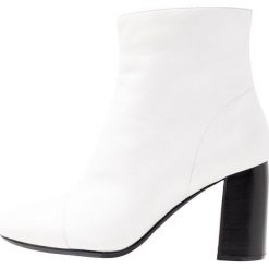 Unisa ORTURAS Botki white. Białe botki damskie skórzane marki Unisa, klasyczne. Za 589,00 zł.