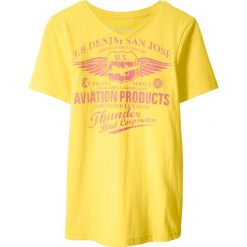 T-shirt z dekoltem w serek Slim Fit bonprix limonka z nadrukiem. Żółte t-shirty chłopięce bonprix, z nadrukiem. Za 9,99 zł.