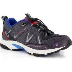 Buty sportowe w kolorze szarym. Szare buty dziewczęce sportowe Kimberfeel Kids, bez wzorów, z materiału, bez zapięcia. W wyprzedaży za 142,95 zł.