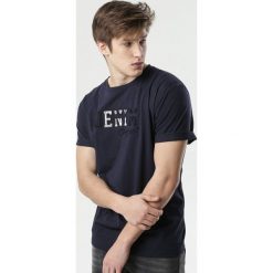 Granatowa Koszulka Thrassa. Niebieskie koszulki męskie Born2be, xl, z napisami, eleganckie, z okrągłym kołnierzem, z krótkim rękawem, krótkie. Za 49,99 zł.