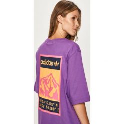 Adidas Originals - T-shirt. Różowe topy damskie adidas Originals, s, z nadrukiem, z elastanu, z okrągłym kołnierzem. Za 119,90 zł.