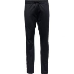 Spodnie dresowe Guess M91B32 K98T0. Czarne jeansy męskie Guess, xl, z aplikacjami, z poliesteru. W wyprzedaży za 209,00 zł.