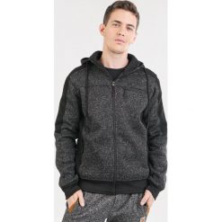 Czarna Bluza Hyreth. Czarne bluzy męskie Born2be, xl, bez wzorów, bez kołnierzyka, bez rękawów, bez kaptura. Za 69,99 zł.