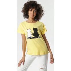 Żółty T-shirt Saphophia. Żółte bluzki damskie Born2be, s, z nadrukiem, z dzianiny, z okrągłym kołnierzem, z krótkim rękawem. Za 39,99 zł.