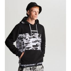 Bluza z kapturem kolekcja MGNG x Czarny. Czarne bluzy męskie Cropp, s, bez wzorów, z kapturem, bez rękawów, z kapturem. Za 129,99 zł.