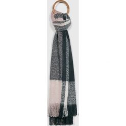 Vero Moda - Szal Karna. Różowe szaliki damskie Vero Moda, bez wzorów, z dzianiny. W wyprzedaży za 37,90 zł.