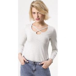 Szara Bluzka Flare Up. Szare bluzki damskie Born2be, xl, w paski, z dzianiny, bez kołnierzyka, z długim rękawem. Za 29,99 zł.