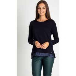 Granatowy sweter z nylonowymi wykończeniami QUIOSQUE. Niebieskie bez kategorii QUIOSQUE, z nylonu, z klasycznym kołnierzykiem. W wyprzedaży za 79,99 zł.
