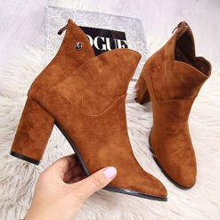 Botki damskie na słupku camel Sergio Leone - camel. Brązowe botki damskie Sergio Leone, bez obcasa, na słupku, bez zapięcia. Za 111,99 zł.