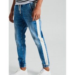 Jeansy slim jogger z materiałowym lampasem - Niebieski. Niebieskie jeansy męskie Cropp, m, bez wzorów. Za 119,99 zł.