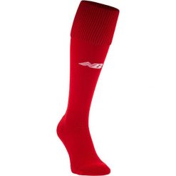 Getry piłkarskie - EMA6133HRD. Czerwone skarpetogetry męskie piłkarskie New Balance, bez wzorów, z elastanu, do piłki nożnej. W wyprzedaży za 29,99 zł.