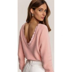 Różowy Sweter Saryra. Różowe swetry damskie Renee, s, bez wzorów, casualowe, bez rękawów, bez kaptura. Za 149,99 zł.