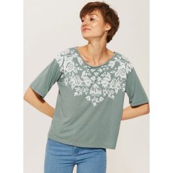 T-shirt z kwiatowym motywem - Turkusowy. Niebieskie t-shirty damskie marki House, l. W wyprzedaży za 19,99 zł.