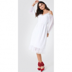 NA-KD Boho Sukienka w kropki z odkrytymi ramionami - White. Białe sukienki damskie marki NA-KD Boho, bez wzorów, z poliesteru, boho, bez kołnierzyka, bez rękawów, midi, z odkrytymi ramionami. W wyprzedaży za 60,97 zł.