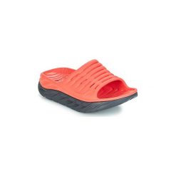 Klapki Hoka one one ORA SLIDE. Czerwone klapki damskie marki Hoka One One, bez wzorów, bez obcasa. Za 199,99 zł.