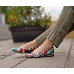 Kolorowe balerinki na obcasie - skóra naturalna - model 008 - kolor motyl. Szare baleriny damskie Zapato, bez wzorów, ze skóry, eleganckie, na niskim obcasie, na obcasie. W wyprzedaży za 224,25 zł.