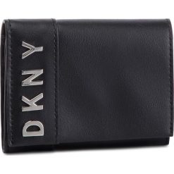 Mały Portfel Damski DKNY - Brayden-Lg Rvrsbl T R83ZK794 Black/Silver BSV. Czarne portfele damskie DKNY, ze skóry. W wyprzedaży za 279,00 zł.