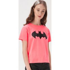 Koszulka Batman - Różowy. Różowe koszulki damskie Sinsay, s, z motywem z bajki, bez kołnierzyka, bez rękawów. Za 24,99 zł.