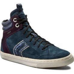 Sneakersy GEOX - D New Club A D5458A 00022 CG48H Ocean/Dk Purple. Niebieskie półbuty damskie Geox, bez wzorów, z zamszu, bez obcasa, na płaskiej podeszwie, bez zapięcia. W wyprzedaży za 159,00 zł.