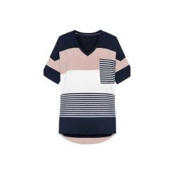 T-SHIRT DAMSKI JUSTINE. Różowe t-shirty damskie marki MeMola, l, bez wzorów, z wiskozy, z klasycznym kołnierzykiem, z krótkim rękawem, krótkie, bez kaptura. Za 125,10 zł.