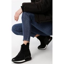 Czarne Botki Saul. Czarne botki damskie Born2be, sportowe, przed kolano, na wysokim obcasie, na płaskiej podeszwie, na zamek. Za 199,99 zł.