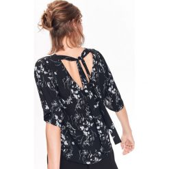 Bluzka w kwiatowy nadruk. Czarne bluzki damskie Top Secret, z nadrukiem, eleganckie, z dekoltem w serek, z krótkim rękawem. W wyprzedaży za 49,99 zł.