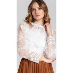 Biała Bluzka Kiona. Białe bluzki damskie Renee, s, z haftami, z tkaniny, eleganckie, bez kołnierzyka, z długim rękawem. Za 89,99 zł.