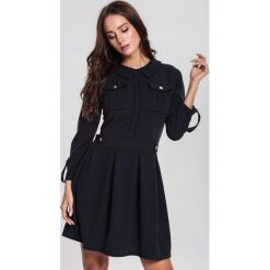 Granatowa Sukienka Beauty Layla. Niebieskie sukienki damskie Renee, uniwersalny, bez wzorów, bez kołnierzyka, bez rękawów, mini. Za 89,99 zł.
